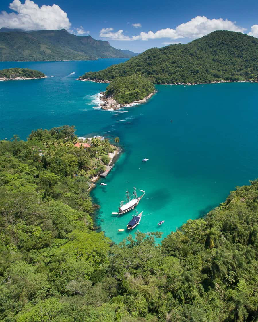 Vistas a la naturaleza y bahía de Paraty con barcos anclados